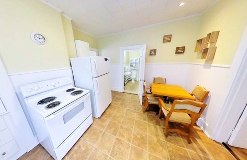 Yarmouth Apartment | Rodney Guest House #141