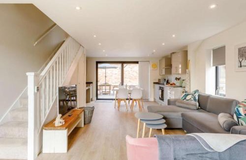 Moreton Valence House | Roe Cottage disabled adapted 2 bedroom hot tub