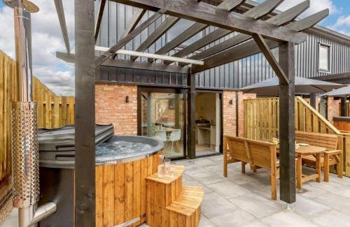 Moreton Valence House | Roe Cottage disabled adapted 2 bedroom hot tub