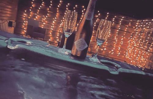 Storwood House | Roe Lodge at Owlet Hideaway - with Hot Tub, Near York