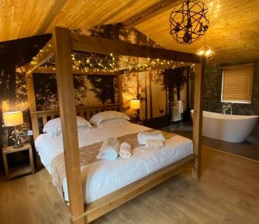 Storwood House | Roe Lodge at Owlet Hideaway - with Hot Tub, Near York