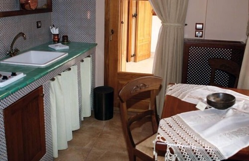 Almopia House | Roes Suites