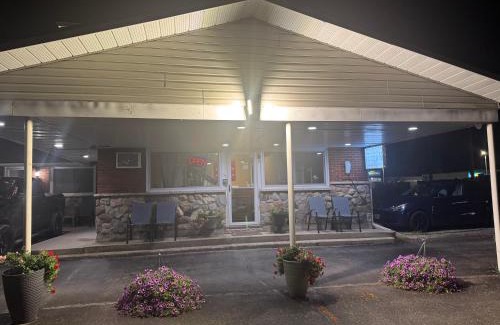 Rideau Lakes Hotel | Rogers Motel
