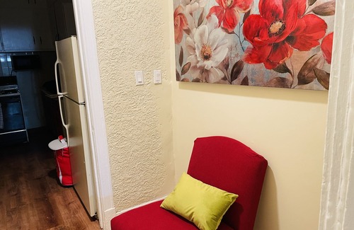 West Ridge Apartment | Rogers Park Cozy 1 bd, 1 bath unit. Gated parking.