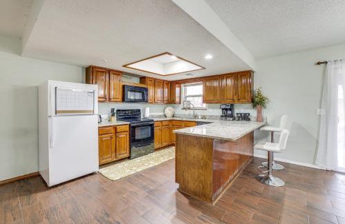 Rogers House | Rogers Vacation Home with Yard 5 Mi to Bentonville