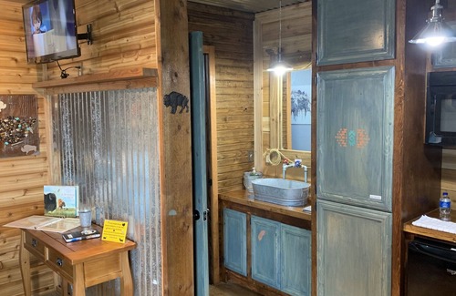 Cache Cabin | Rojo Buffalo Cabin at The Lazy Buffalo Wichita Mountains, Cache Medicine Park