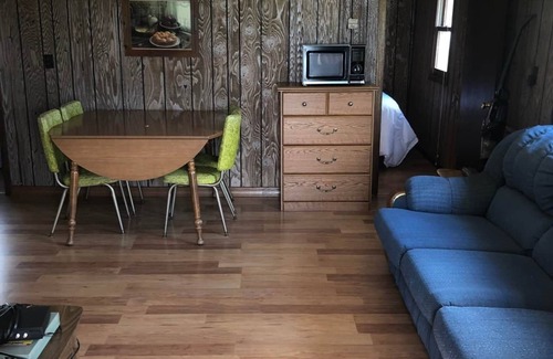 Ainsworth Cabin | Rolling Stone Lakeside Cabin 1: 2 Bedrooms