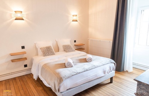 Hermival-les-Vaux Bed & Breakfast | Rollon's suite at Château d'Hermival