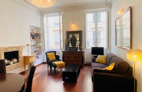 Quartier de la Porte-Saint-Denis Apartment | Romantic Apartment near Le Marais