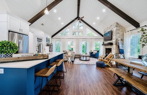 Broken Bow Cabin | Romantic, Broken Bow farmhouse cabin🌲HOT TUB🌲Huge swaying pines 🌲King bed