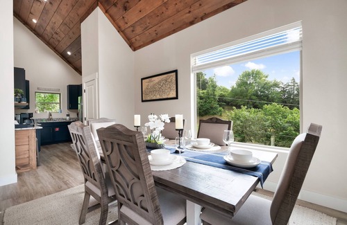 Gatlinburg - Pigeon Forge Cabin | Romantic Cabin for Couples – Hot Tub, Fireplace, Views, Near Attractions