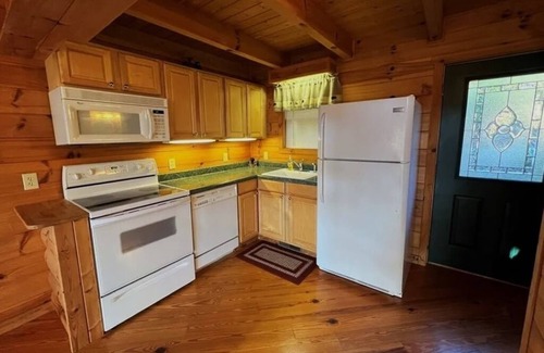 Purlear Cabin | Romantic Cabin Getaway, WIFI, hiking trails waterfalls,and Hot Tub