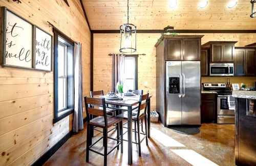 Hochatown Cabin | Romantic Cabin in Broken Bow! Secluded on 4+ acres, 1BR 2Bath, Hot Tub, FirePit