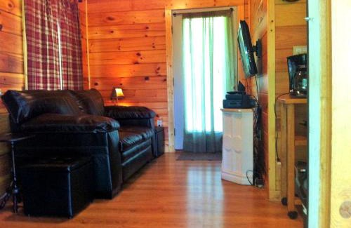 Steelville House | Romantic Cabin Rental for Two with a Private Hot Tub near St. Louis, Missouri
