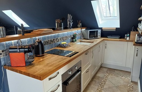 Blaisdon Cottage | Romantic Chalet- Hot Tub- Games Room-Stream-Views