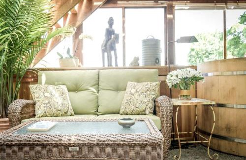 Molalla House | Romantic Cottage for Couples Getaway near Portland | Oregon Rentals