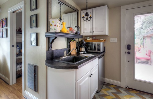 Marion County Cottage | Romantic cottage with tranquil outdoor space in Willamette Valley Wine Country