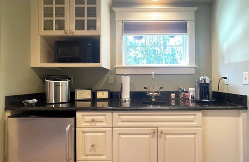 Reeders Cabin | Romantic Couples Log Cabin Suite in the Poconos with Jetted Tub