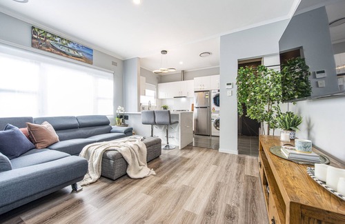 Burwood Apartment | Romantic Cozy Getaway central location, shopping, food and entertainment