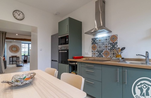 Rochefort-sur-Loire Cottage | Romantic Getaway: Modern Cottage Amid Loire Vineyards with Terrace, BBQ, and Nature Trails