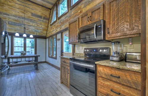 Blue Ridge Cabin | Romantic Getaway, King Bed, privateHOT TUB,Outdoor Fireplace, 1Min to downtown