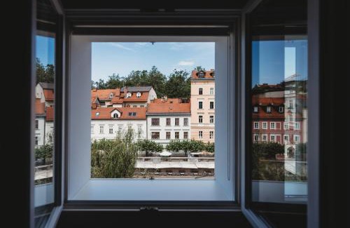 Ljubljana Old Town Apartment | Romantic JUMP Studio overlooking river, free parking