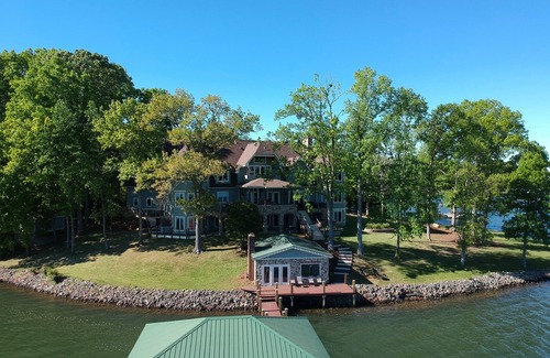 Mayhew House | Romantic Lakefront Suite with Great Views