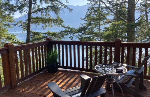 Central Kootenay Cabin | Romantic lakeside Cabin