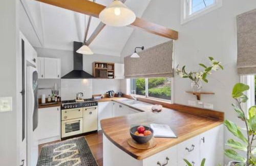 Witta Villa | Romantic Lakeview Cottage