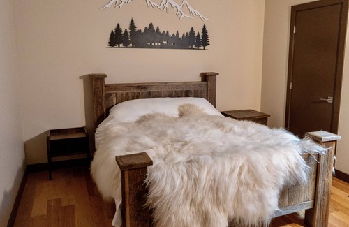 Canmore Bed & Breakfast | Romantic Luxury Retreat w/PRIVATE Sauna & Spa: Steam Shower, Ofuro, FP, pets ok!