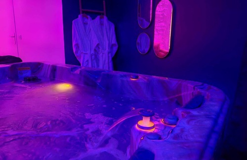Villefranche-sur-Saone Apartment | Romantic night and private spa
