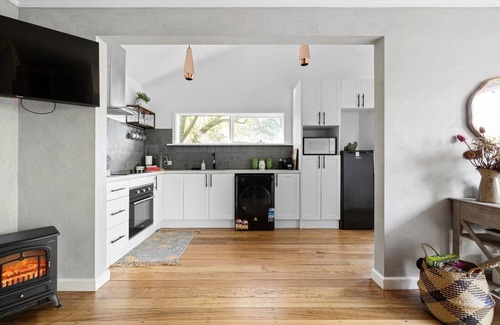 Mount Dandenong Cottage | Romantic Private Retreat with Spa and Garden