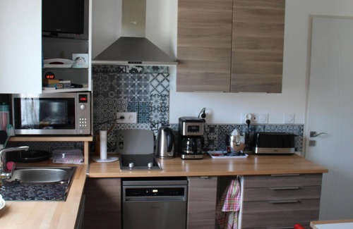 Arrest House | ROMANTIC ROOM, THE HIGH VILLAGE IN BAY OF SOMME