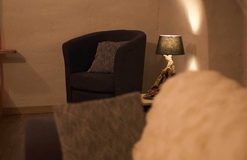 Meilhaud Apartment | Romantic room with jacuzzi and private sauna