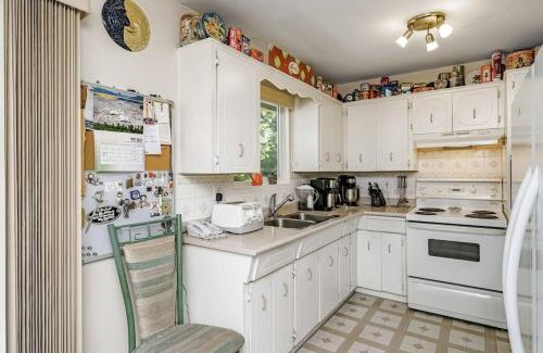 Cloverdale House | Romantic Stay in Beautiful House near Restaurants, Shopping & Transit C1