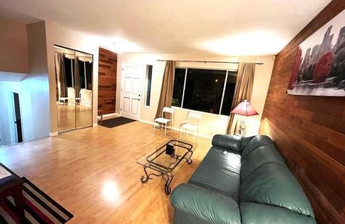 Cloverdale House | Romantic Stay in Beautiful House near Restaurants, Shopping & Transit C1