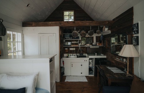 North Truro Cottage | Romantic Waterfront Artist Cottage