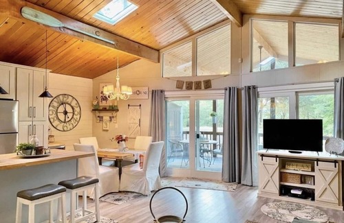 Groveland Cottage | Romantic Yosemite Cottage