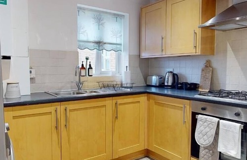 Heaton Apartment | Romford Retreat - Modern 2BR Apartment