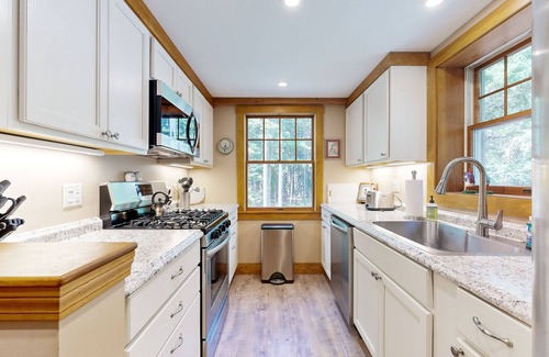 Southport Cottage | Romley House | Deck & New Luxe Kitchen | Near Boothbay Harbor