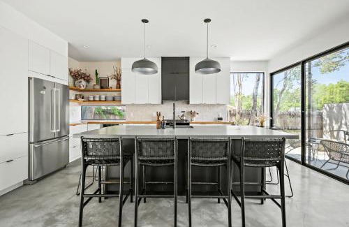 Holly Villa | Rooftop Deck, DT City Views, Modern Eastside Oasis