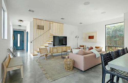 Holly Villa | Rooftop Deck, DT City Views, Modern Eastside Oasis