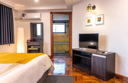 Khlong Ton Sai House | Rooftop Paradise & Koi Pond-6BR Hideaway@Icon Siam