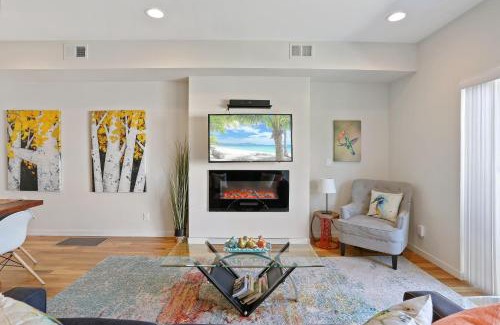 West Colfax House | Rooftop Townhome | Walk to Sloan’s Lake & Stadium