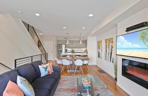West Colfax House | Rooftop Townhome | Walk to Sloan’s Lake & Stadium