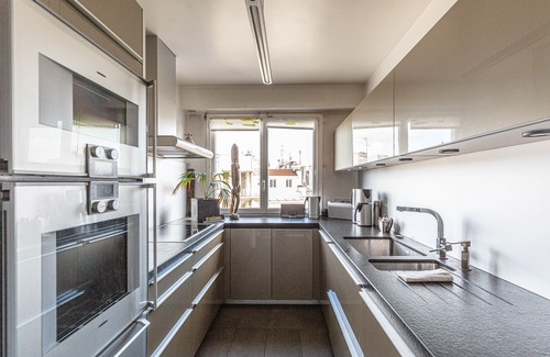 Chaillot Apartment | Rooftop Views of the Arc de Triomphe, by Veeve