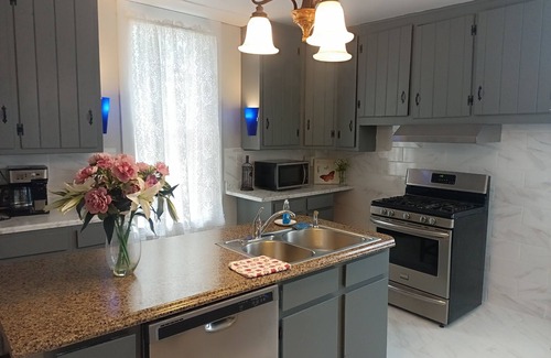Quincy House | Room 1- Historic Mansion in Quincy with AC, WiFi