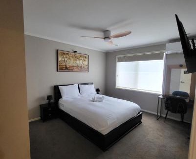 Craigieburn House | Room 1 Private Room - Shared space- Driveway Parking