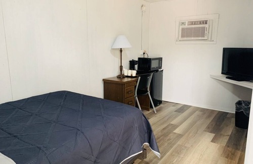Harper Hotel | Room 12 - Standard Queen - Sleeps 2 - Harper Motel