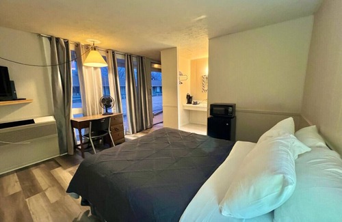 Harper Hotel | Room 28 - Standard Queen - Sleeps 2 - Harper Motel